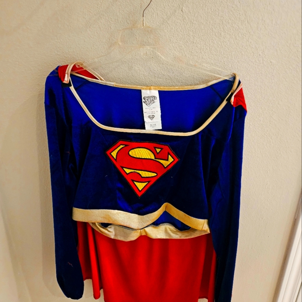 Superhero costume for holloween in Medium. Comes with boot covers, belt, skirt